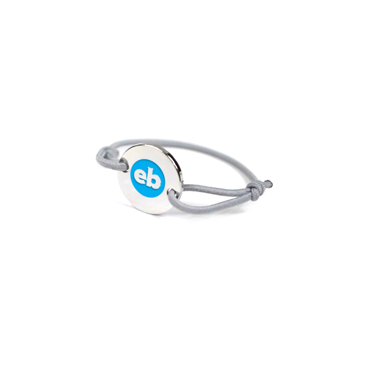 Stoffen armbandjes met gegraveerde medaille