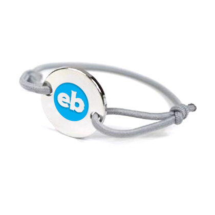 Stoffen armbandjes met gegraveerde medaille
