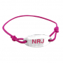 Stoffen armbandjes met gegraveerde medaille